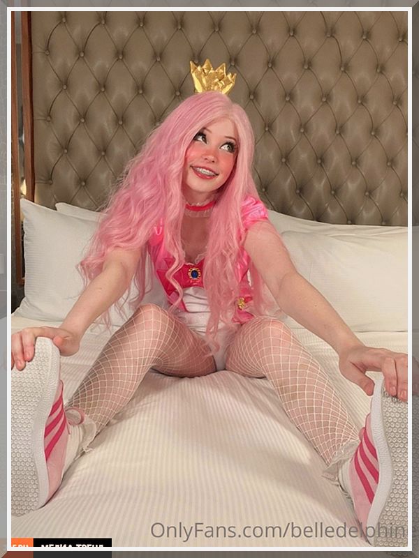 belle delphine смелые и жаркие косплей фото в образе princess peach (43)