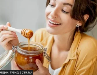 девушка ест мёд