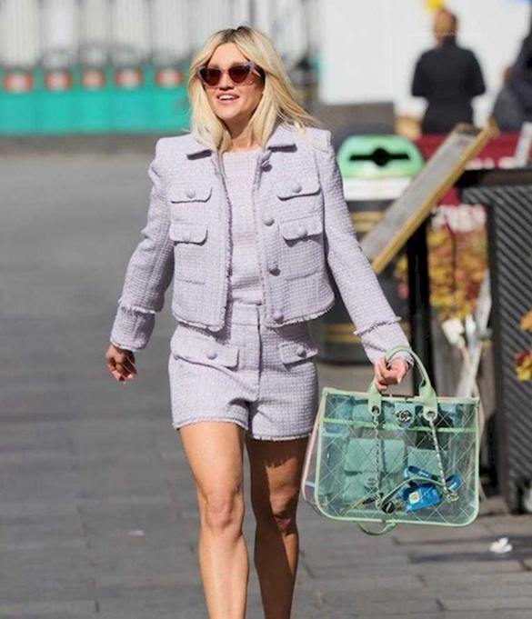ashley roberts выглядит шикарно в коротких шортах на улецах лондона (9)