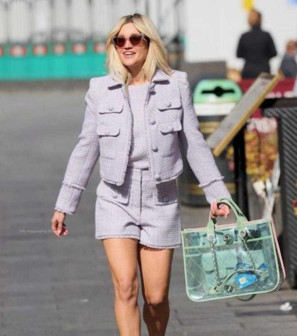 ashley roberts выглядит шикарно в коротких шортах на улецах лондона (8)